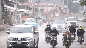 Trời Hà Nội mờ đục từ sáng đến tối, dân 'ngộp thở' trong mùa ô nhiễm không khí