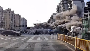 Bồn chứa bị nứt, bụi xi măng bao phủ đường phố Trung Quốc 