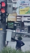 Xác minh clip người đàn ông mặc đồ kín mít điều khiển đèn giao thông