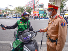 Lao xe máy lên vỉa hè, shipper nhận 'trát phạt' 5 triệu đồng