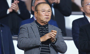 HLV Kim Sang-sik cảm ơn thầy cũ Park Hang Seo, chỉ ra sai lầm của ông Troussier