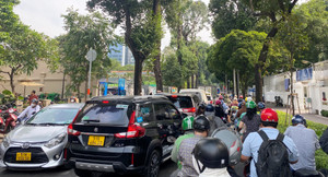 Các giao lộ ở TP.HCM liên tục kẹt xe không lối thoát