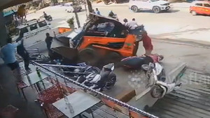 Máy xúc không người lái băng sang đường tông loạt phương tiện