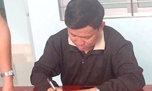 Nhặt được 400 triệu đồng, nam sinh viên báo công an tìm người đánh rơi