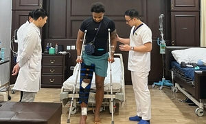 Nguyễn Xuân Son tập đi bằng nạng