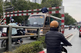 CSGT Hà Nội xử phạt tài xế xe khách 29 chỗ mắc kẹt ở cầu vượt Thái Hà