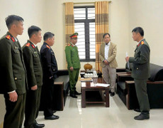 Trưởng ban quản lý rừng phòng hộ ở Nghệ An bị bắt