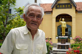 Cụ ông 90 tuổi làm khu tưởng niệm Bác Hồ tại nhà