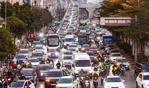 Người Hà Nội vật lộn với cảnh ùn tắc từ sáng đến tối ngày cuối tuần