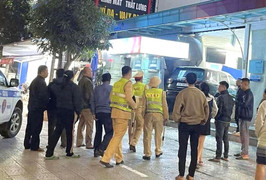 Ô tô đâm vào trụ sở ngân hàng, bảo vệ hốt hoảng tưởng cướp