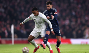 Trực tiếp bóng đá Arsenal 1-1 Man Utd: Dalot bị đuổi, Odegaard đá hỏng phạt đền