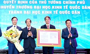 Trao quyết định chuyển trường Đại học Kinh tế quốc dân lên thành đại học