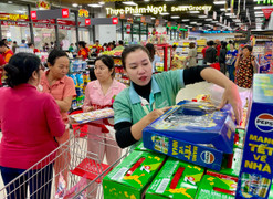 Người dân bắt đầu mua sắm Tết, siêu thị tưng bừng giảm giá đẩy hàng