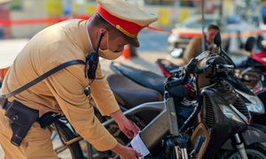Lái xe điện 'đi làm cốc bia', người đàn ông bị xử phạt