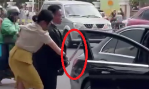 Lái Mercedes bẻ hoa tặng phụ nữ rồi rút kiếm dọa người: Ga lăng giả, côn đồ thật