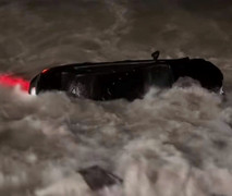 Xe Mercedes chở 5 người lao xuống biển Nha Trang