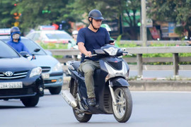 Sử dụng điện thoại khi lái xe máy bị phạt bao nhiêu tiền?