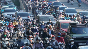 Kẹt xe ở TP.HCM: Len lỏi giữa dòng người đông đúc tìm lối thoát 