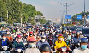 Kẹt xe khắp nơi, người dân TP.HCM 'ngộp thở' đi làm sáng đầu tuần