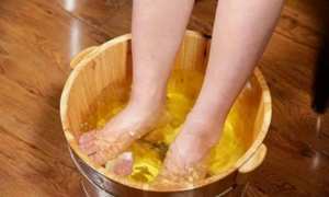 Ngâm chân bằng nước gừng ấm mỗi ngày có tác dụng gì?