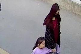 Bé gái 4 tuổi bị người lạ vào trường dẫn đi: Trường mầm non báo cáo gì?