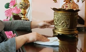 Cách rút tỉa chân hương và vệ sinh bàn thờ cuối năm