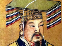 Vì sao mũ của vua chúa thường có tấm mành che mặt?