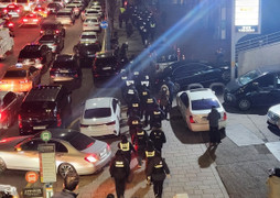 Các điều tra viên Hàn Quốc bắc thang vượt rào, quyết bắt ông Yoon Suk-yeol