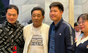 'Táo quân' ngày đầu ghi hình: Phe vé tranh giành khách, ế ẩm do hét giá cao 