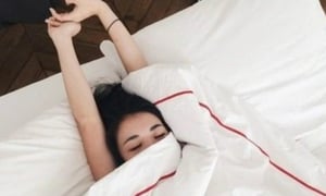 Sáng ngủ dậy làm 5 điều này, hại gan không kém gì rượu bia 