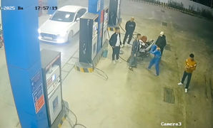 Phẫn nộ tài xế xe Mazda tát tới tấp nhân viên cửa hàng xăng dầu ở Nghệ An