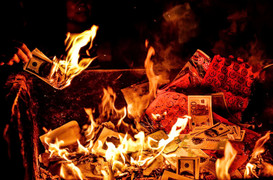 Vợ mua gì cũng nâng lên đặt xuống nhưng đốt cả ‘núi’ vàng mã lại không tiếc