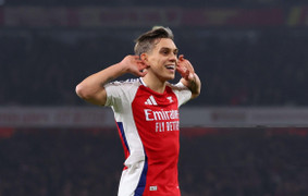 Thắng ngược Tottenham, Arsenal rút ngắn cách biệt với Liverpool