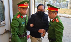 Hình ảnh cựu lãnh đạo tỉnh Lâm Đồng và Nguyễn Cao Trí bị dẫn giải đến tòa