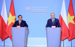 Thủ tướng Phạm Minh Chính và Thủ tướng Ba Lan Donald Tusk gặp gỡ báo chí
