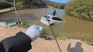 Ngư dân dùng cần câu giải cứu tài xế ô tô mắc kẹt giữa ao