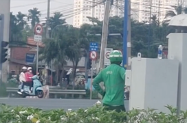 Xác minh clip 'người đàn ông mặc áo Grab điều chỉnh đèn giao thông'