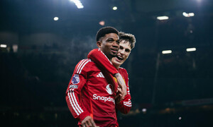 Sao trẻ lập hattrick trong 12 phút, Man Utd thắng ngược đội cuối bảng