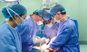 Bé gái suy thận giai đoạn cuối nhận 'quà tặng cuộc sống' từ người cho chết não