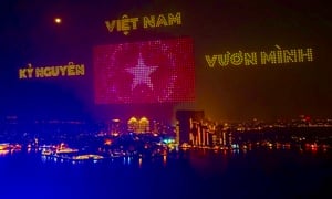Ngắm drone xếp hình ‘Việt Nam - Kỷ nguyên vươn mình’ chào năm mới 2025