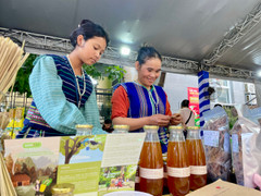 Đồng bào vùng cao mang lá bép, đọt mây, rượu cần... về TP.HCM bán Tết