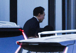 Tổng thống Hàn Quốc lần đầu xuất hiện tại tòa sau khi bị bắt