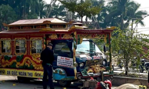 Dừng chờ đèn đỏ, 3 người bị xe tang tông thương vong