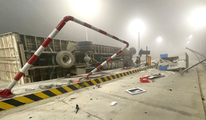 Xe container tông sập trạm thu phí cao tốc, một nhân viên bị thương 