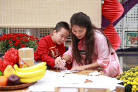 Học sinh Hà Nội thích thú trải nghiệm văn hoá Tết truyền thống