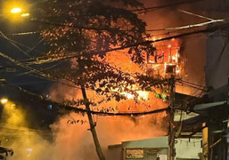 Ngôi nhà 5 tầng ở TP.HCM cháy đỏ rực trong đêm