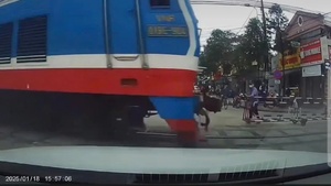 Thót tim cảnh tàu hỏa vụt qua khi gác chắn chưa kéo hết