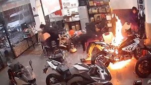 Mô tô bốc cháy ngùn ngụt bao trùm tiệm sửa xe