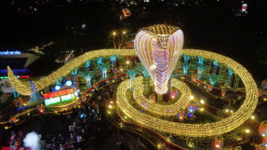 Ngắm hổ mang chúa dài 135m ôm đá quý, linh vật xuân Ất Tỵ 2025 của Phú Yên