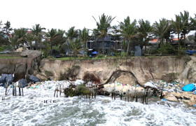 Bờ biển ở Hội An bị sóng đánh tan hoang, dân 'đứng ngồi không yên' 